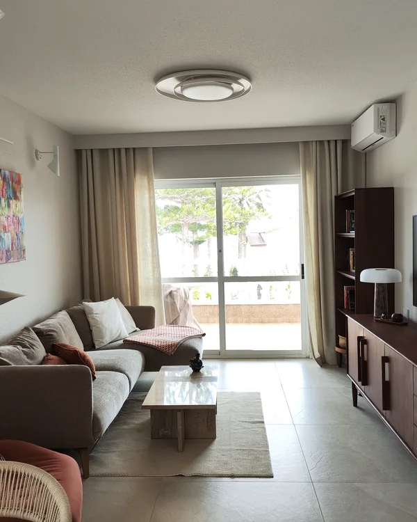 Salón de una vivienda reformada en Torre Horadada, con salida a la terraza