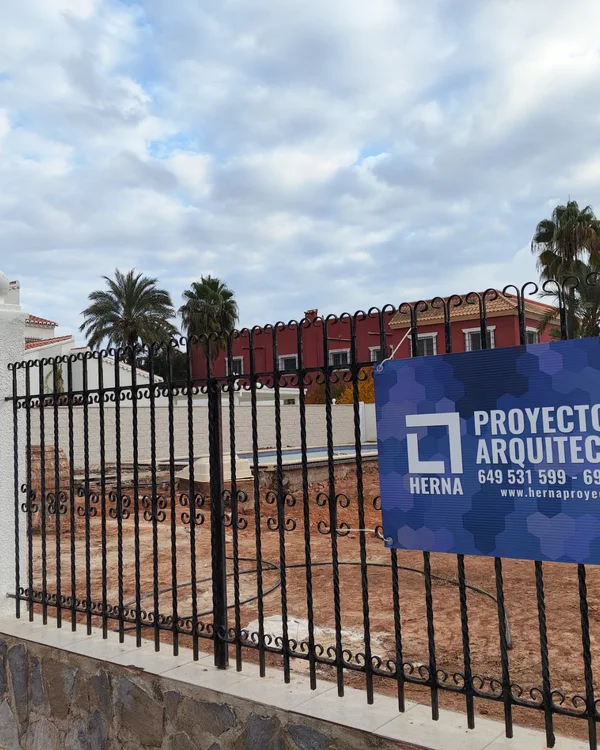 Obra en curso con el cartel de Herna Proyectos en la parcela