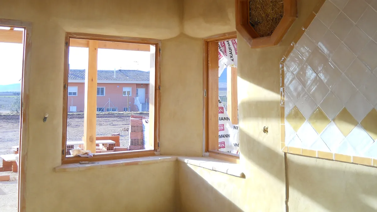 Muros de bala de paja durante la construcción de la vivienda
