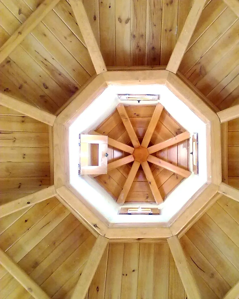 Cubierta octogonal de madera vista desde abajo