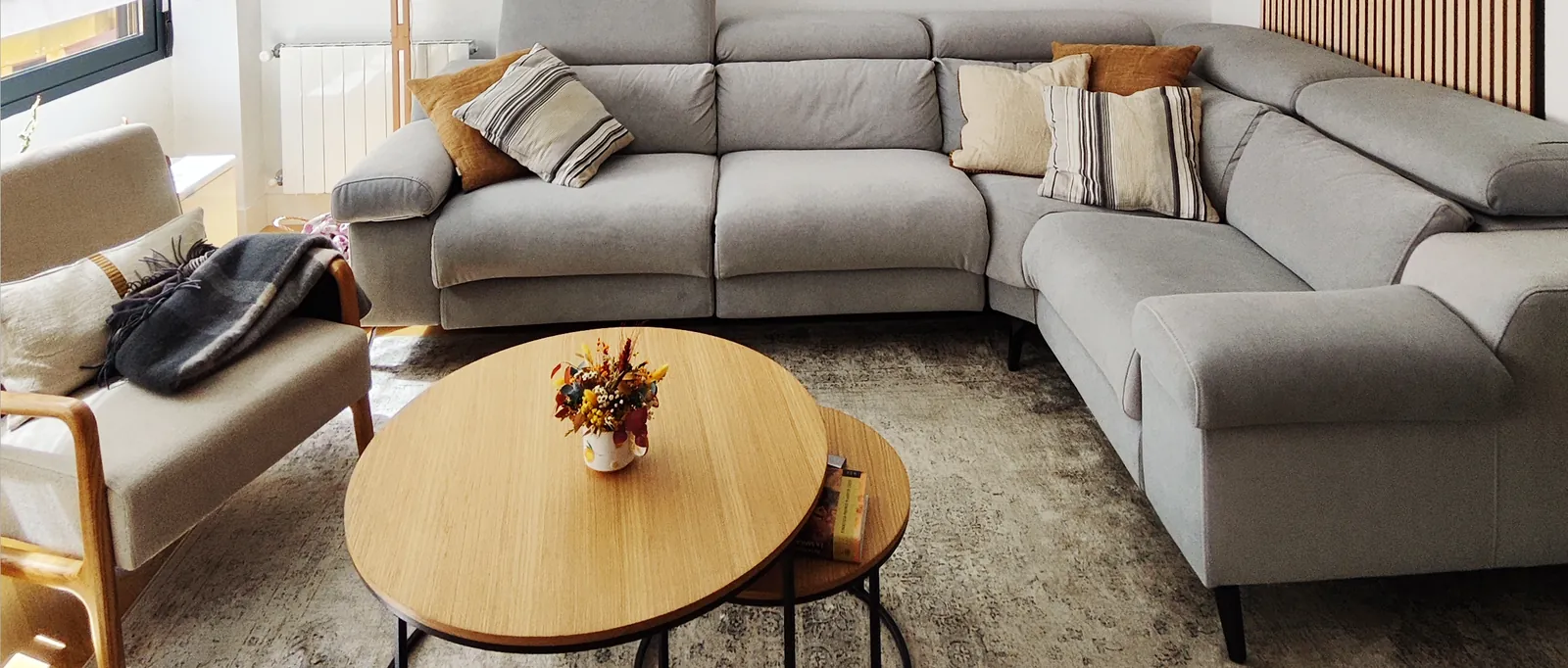 Salón, comedor y cocina integrados en un solo espacio en la reforma de Casa Loaces