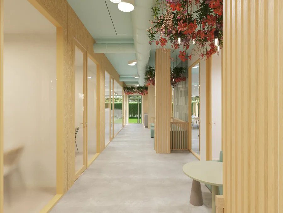 Pasillo central del coworking con las lamas de madera y la vegetación suspendida