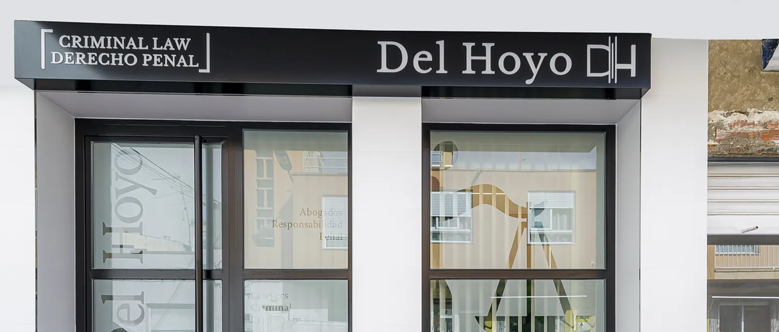 Fachada e interior del despacho de abogados Del Hoyo, diseño comercial de Herna Proyectos