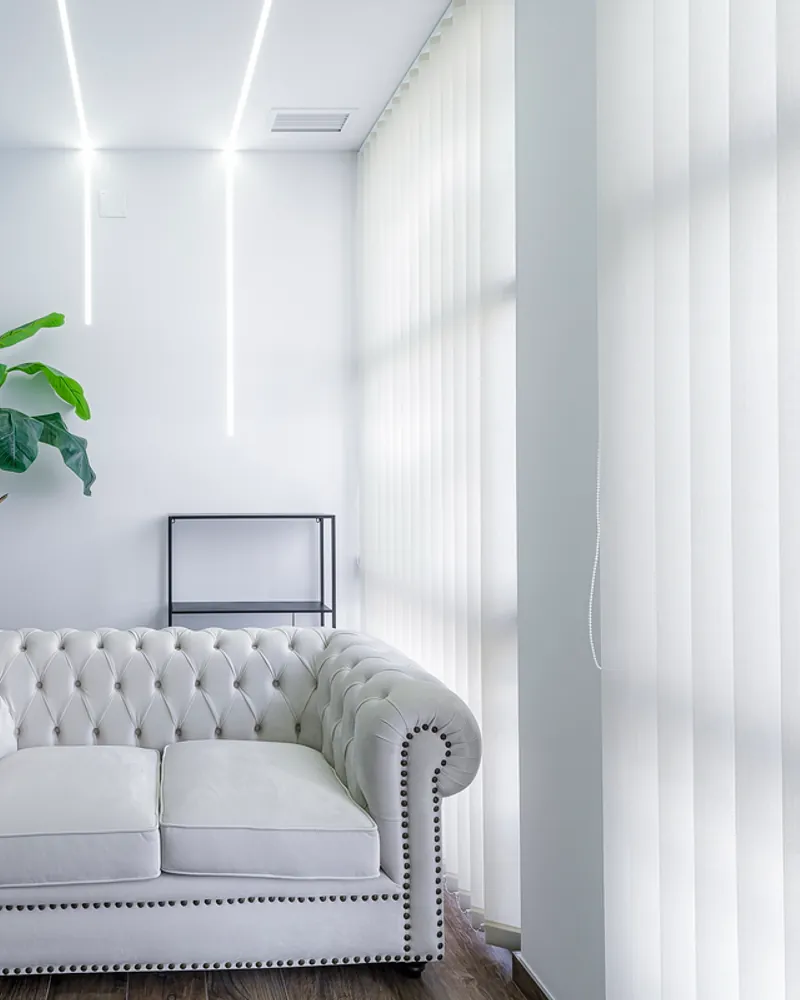 Sala de espera con sofá capitoné blanco