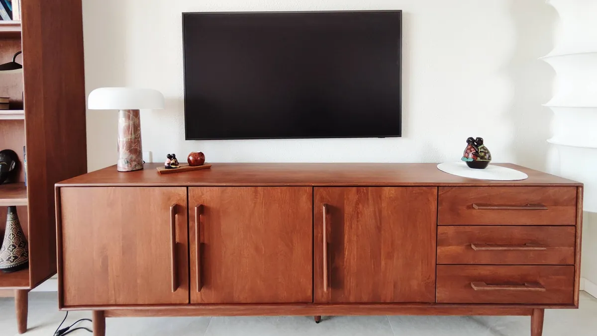 Salón con aparador de madera y televisor