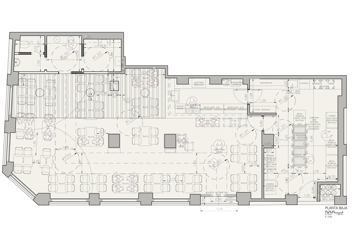 Plano de planta del restaurante con la distribución de sala, barra y servicio