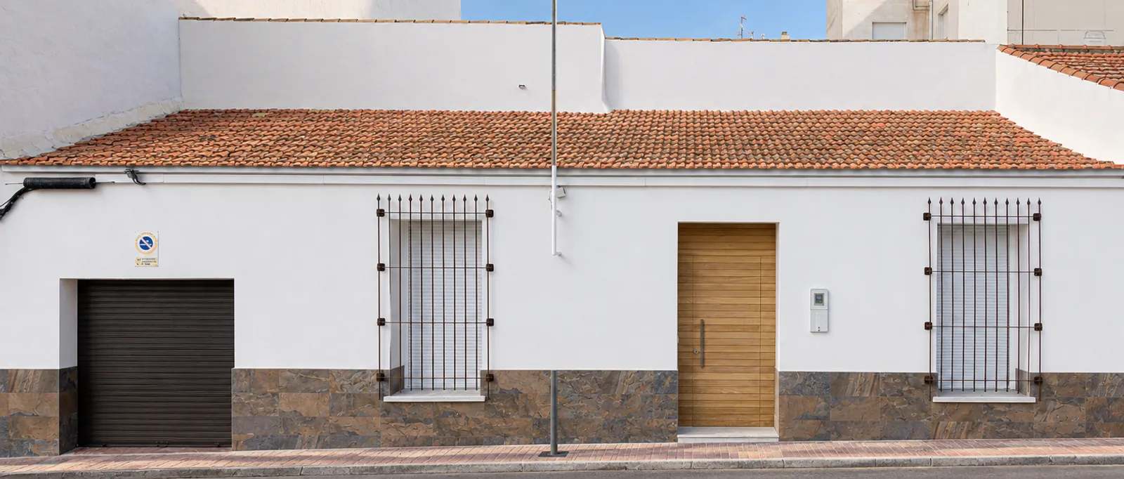 Fachada encalada de Villa Familia Vera, vivienda tradicional alicantina recuperada
