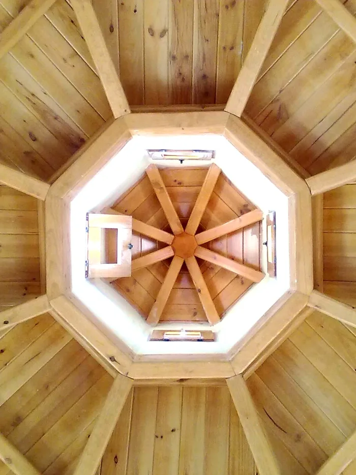 Cubierta octogonal de madera vista desde abajo en la Casa de Paja