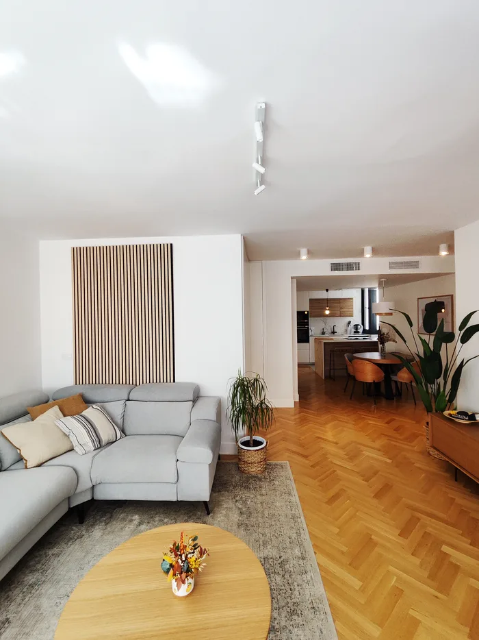 Salón, comedor y cocina integrados en un solo espacio en la reforma de Casa Loaces
