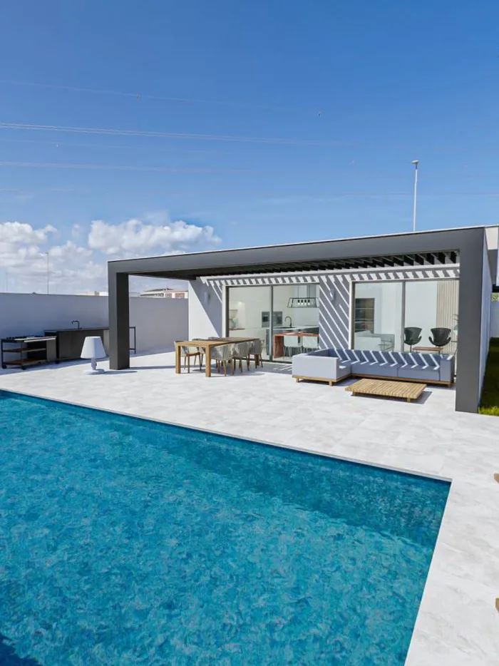 Zona de piscina de Casa Oasis terminada, con pérgola, tarima de madera y palmeras